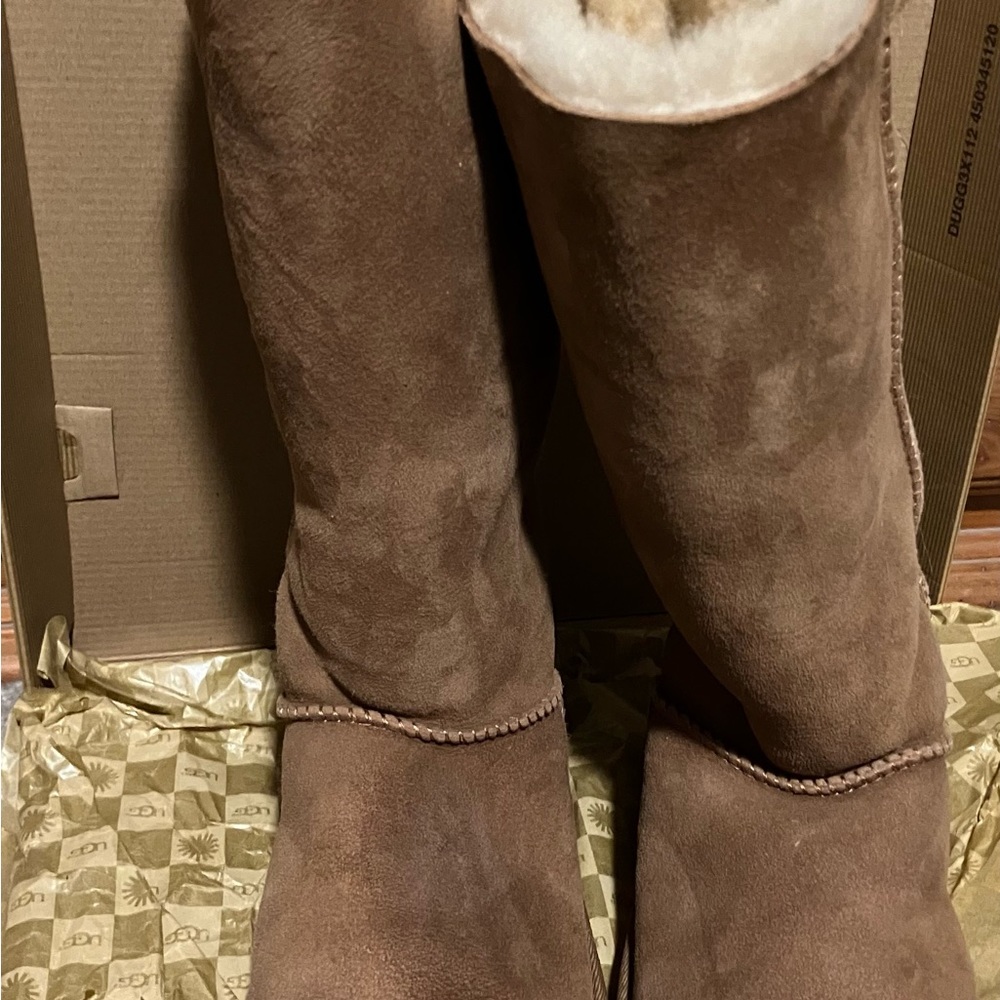 UGG W Bailey Bow Tall Brown Size 8 with box